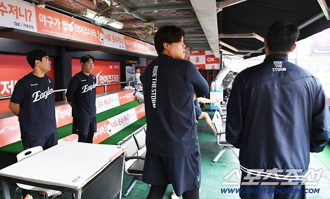 19일 수원 KT위즈파크에서 한화와 KT의 경기가 열릴 예정이지만 비가 내리고 있다. 한화 류현진, 채은성, 이재원, 주현상 등 선수들이 더그아웃에 나와 날씨를 살피고 있다. 수원=정재근 기자 cjg@sportschosun.com/2025.9.19/