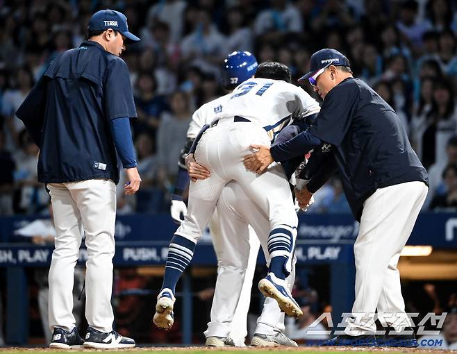 19일 창원NC파크에서 열린 롯데와 NC의 경기, 5회말 무사 NC 최원준이 자신이 친 파울타구를 오른쪽 무릎에 맞고 업힌 채 그라운드를 빠져나가고 있다. 창원=허상욱 기자wook@sportschosun.com/2025.09.19/