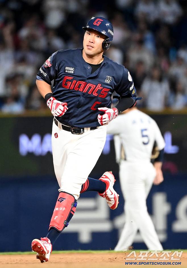 19일 창원NC파크에서 열린 롯데와 NC의 경기, 6회초 1사 1,2루 롯데 전준우가 3점홈런을 치고 베이스를 돌고 있다. 창원=허상욱 기자wook@sportschosun.com/2025.09.19/