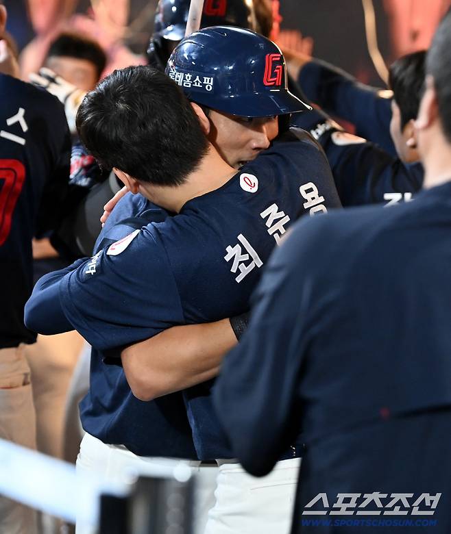 19일 창원NC파크에서 열린 롯데와 NC의 경기, 6회초 1사 1,2루 롯데 전준우가 3점홈런을 치고 최준용의 환영을 받고 있다. 창원=허상욱 기자wook@sportschosun.com/2025.09.19/