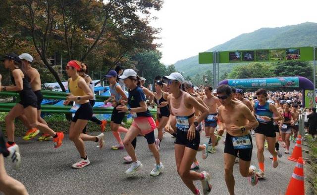 28일 오전 충북 보은군 장안면 말티재 입구에서 정말이지 다양한 마라톤 대회가 전국 방방곡곡에서 열리고 있다. 사진은 '2025 속리산 힐링 알몸마라톤대회의 모습. 진짜 알몸은 아니고, 남성은 상의 탈의, 여성은 민소매가 ·규정이다. / 뉴시스