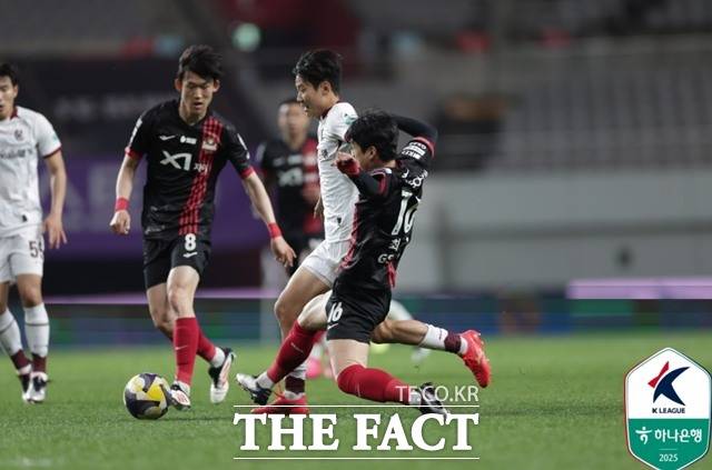 A그룹과 B그룹의 경계선상에 있는 5위 광주와 7위 서울이 21일 시즌 세 번째 대결을 펼쳐 눈길을 끌고 있다./K리그