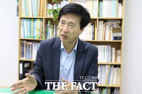 성광진 대전교육연구소장이 18일 <더팩트>와 인터뷰하고 있다. /정예준 기자