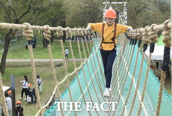 한 어린이가 2025 계룡軍문화축제 병영체험존에서 세줄타기 체험을 하고 있는 모습./계룡시