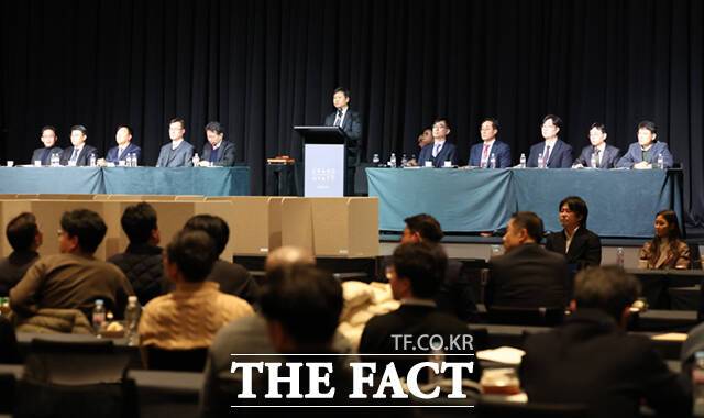 영풍·MBK 파트너스 연합과 박기덕 고려아연 대표이사 사장 사이에 벌어진 손해배상청구 소송에서도 고려아연의 호주 손자회사인 썬메탈코퍼레이션(SMC)의 법적 지위를 두고 양측이 대립했다. 지난 1월 23일 오후 서울 용산구 그랜드하얏트 서울에서 열린 고려아연 임시주주총회가 진행되고 있다./남윤호 기자