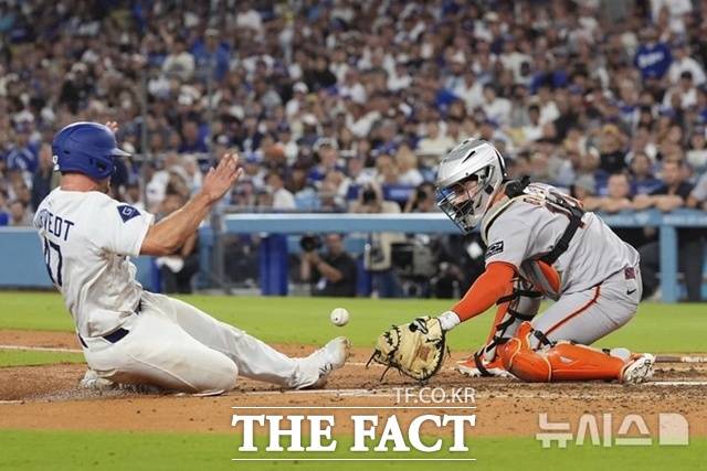 LA 다저스 벤 로트버트(왼쪽)가 19일(한국시간) 샌프란시스코전에서 6회말 무키 베츠의 유격수 땅볼 때 홈인하고 있다. 샌프란시스코 포수 패트릭 베일리가 유격수 윌리 아다메스의 송구를 놓치고 있다. /로스앤젤레스=AP.뉴시스