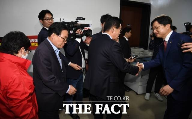 '국회 패스트트랙(신속처리안건) 충돌' 사건으로 기소된 더불어민주당 의원들의 결심공판이 오는 11월28일 열린다. 사진은 2019년 사건 당시 국회 상황./ 더팩트DB