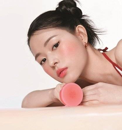 완벽한 조명과 연출이 전제된 ‘더우인 룩’은 국경을 뛰어넘어 전 세계 SNS 피드 속으로 자연스럽게 스며들었다. @intoyou_global