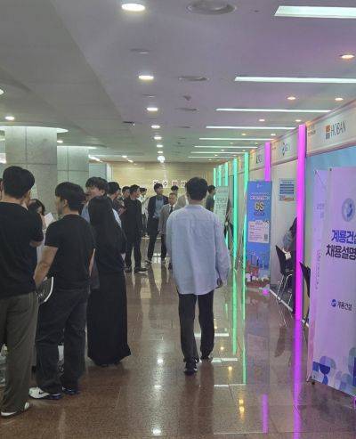 기업별 부스에서 취준생들이 상담순서를 기다리며 대화를 나누고 있다. 오유교 기자.