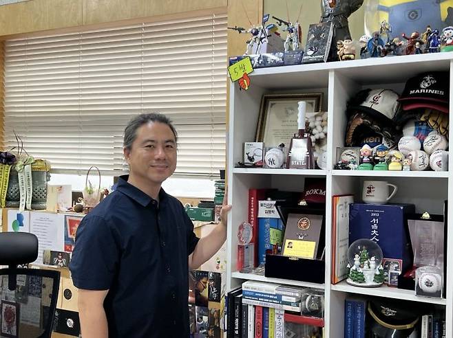 김명락 초록소프트 대표가 인터뷰 후 사무실에서 기념촬영을 하고 있다. 초록소프트