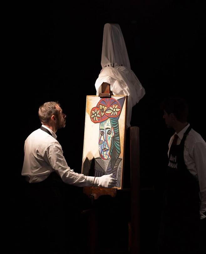 경매사가 피카소 작품을 다루고 있다. 드루오 인스타그램