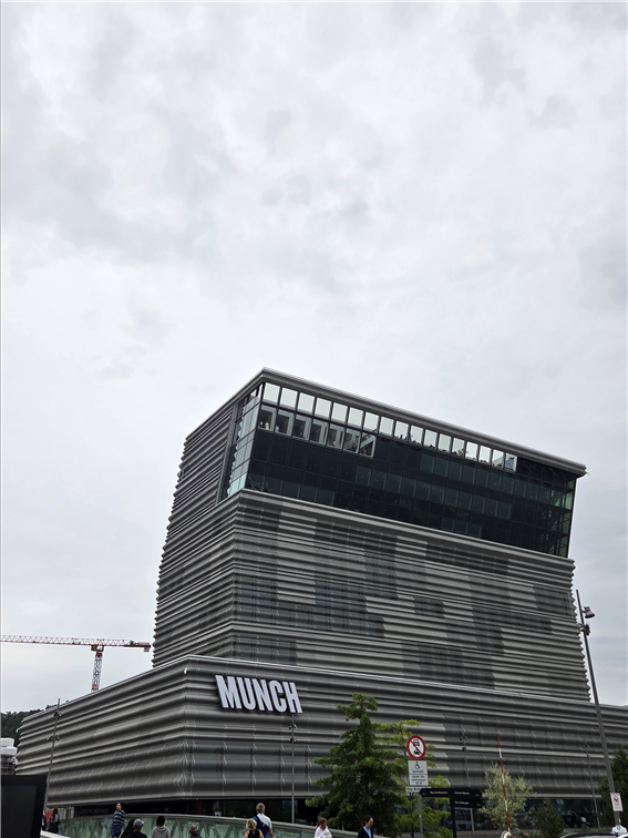 노르웨이 오슬로 비에르비카에 자리한 뭉크 미술관 전경. 뭉크 개인의 예술세계를 넘어 ‘노르웨이 문화 그 자체’를 대표하게 된 이곳은, 국가가 어떻게 예술가를 세계적 아이콘으로 만들어내는지 보여주는 상징적 사례다. 필자 제공.