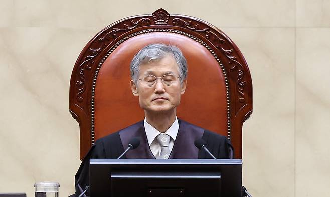 조희대 대법원장이 18일 서울 서초구 대법원 대법정에서 대법원장 자리에 앉아 눈을 감고 있다. 민주당은 유튜브 주장을 근거로 조 대법원장이 한덕수 전 총리 등과 만나 이재명 대통령 선거법 사건 처리 방향을 논의했다고 주장했지만, 조 대법원장은 전날 “그런 만남도, 논의도 없었다”고 했다./뉴스1