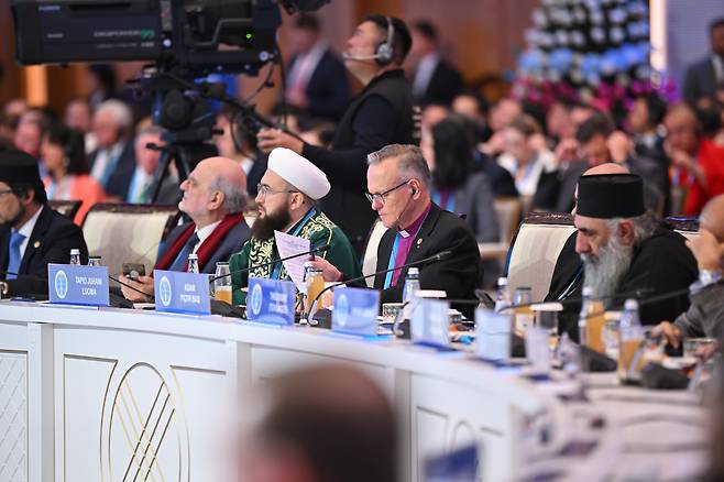 17일 카자흐스탄 아스타나에서 개막한 세계전통종교지도자회의 참석자들./카자흐스탄 상원