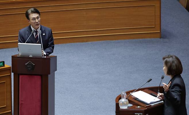 김민석 국무총리가 18일 서울 여의도 국회에서 열린 제429회 국회(정기회) 제8차 본회의 교육·사회·문화에 관한 대정부 질문에서 국민의힘 나경원 의원의 질의에 답하고 있다. /남강호 기자