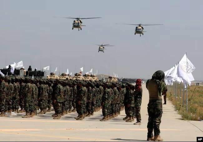 작년 8월14일 탈레반 정부가 바그람 공군기지에서 가진 미군 철수 3주년 기념 군사 행진에서 미군이 남긴 UH-60 블랙호크 헬리콥터가 상공을 날고 있다./AP연합뉴스