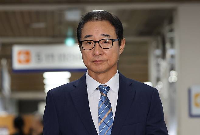 이성만 전 더불어민주당 의원이 19일 오후 서울 서초구 서울고등법원에서 열린 더불어민주당 전당대회 돈봉투 사건 관련 정치자금법위반 등 2심 선고에 출석하고 있다./뉴스1
