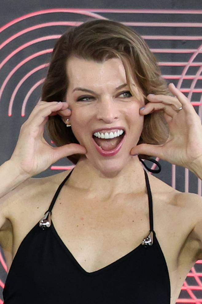 영화 ‘프로텍터’ 배우 밀라 요보비치가 19일 부산 해운대구 영화의전당 BIFF 야외무대에서 제30회 부산국제영화제 무대인사를 하고 있다. /뉴시스