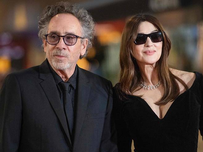 영화감독 팀 버튼과 이탈리아 출신 모델 겸 배우 모니카 벨루치. /AFP 연합뉴스