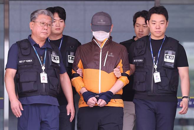 사제 총기 살해 사건 피의자 A(62)씨가 30일 오전 인천 논현경찰서에서 검찰로 송치되고 있다. /뉴스1