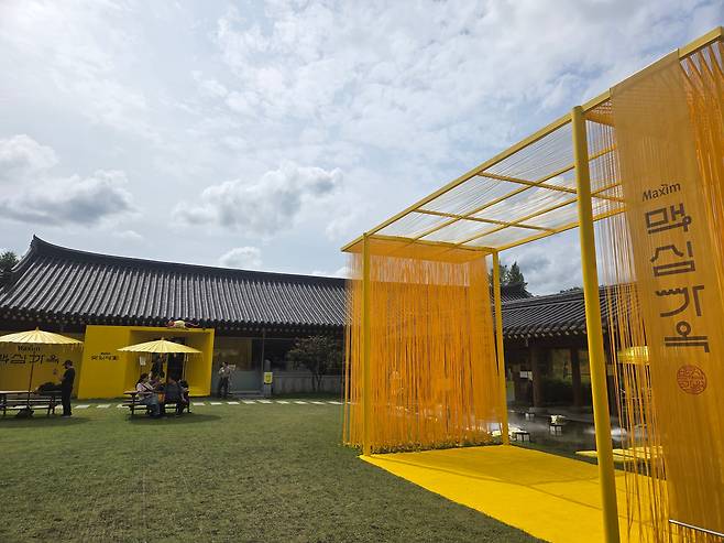 19일 동서식품 맥심가옥 팝업스토어 내부. /최효정 기자