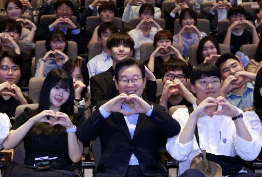 이재명 대통령이 19일 서울 마포구 구름아래 소극장에서 열린 2030 청년 소통·공감 토크콘서트에서 참석자들과 기념촬영을 하고 있다. 연합뉴스