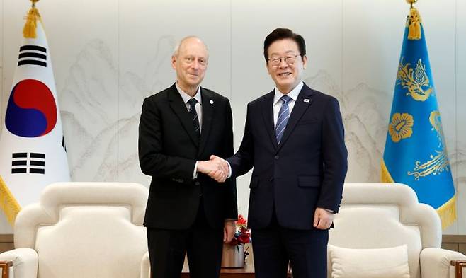 이재명 대통령이 18일 서울 용산 대통령실 청사에서 마이클 샌델 미국 하버드대학교 교수를 만나 기념촬영을 하고 있다. ⓒ뉴시스