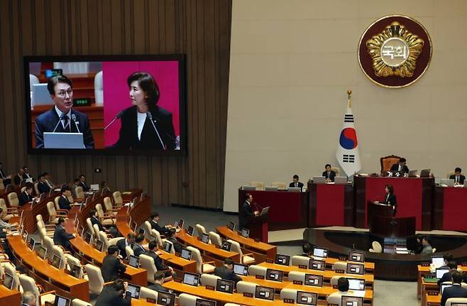김민석 국무총리가 18일 교육·사회·문화 분야 대정부질문이 열린 국회 본회의장에서 국민의힘 나경원 의원의 질문에 답하고 있다. ⓒ뉴시스