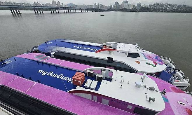 서울의 새 수상교통수단인 한강버스 정식운항 시작 하루 전인 지난 17일 서울 여의도선착장에 한강버스가 정박해 있다.ⓒ연합뉴스