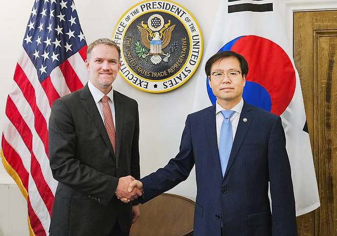 여한구 산업통상자원부 통상교섭본부장이 올 7월 5일(현지시간) 워싱턴 D.C 미국무역대표부(USTR)에서 제이미슨 그리어(Jamieson Greer) 미국 무역대표부 대표와 면담했다. 상호관세 유예 시한(7.8)이 임박한 가운데 상호 윈윈(win-win)할 수 있는 한미 간 제조 협력 방안에 대한 우리 의지를 재차 강조하는 한편, 미측이 제기한 주요 관심사항에 대해 이해를 제고하고 의견을 교환했다. 뉴스1