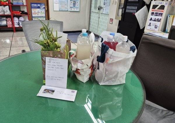 김소희 역무원이 할머니로부터 받은 손편지와 수제 식혜. (출처=김소희 역무원 제공)