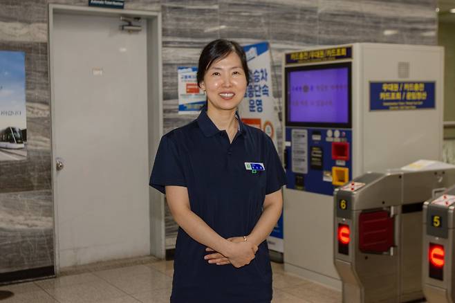게이트 앞에 서 있는 김소희 역무원. (출처=김영호 기자 rladudgh2349@donga.com)