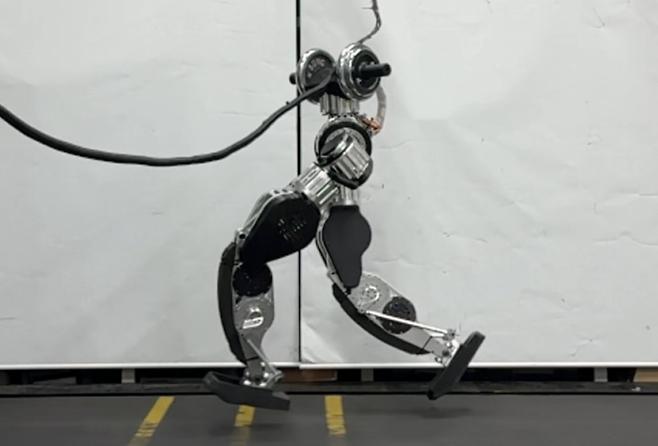 달리고 있는 KAIST 휴머노이드 하체 플랫폼. KAIST 제공