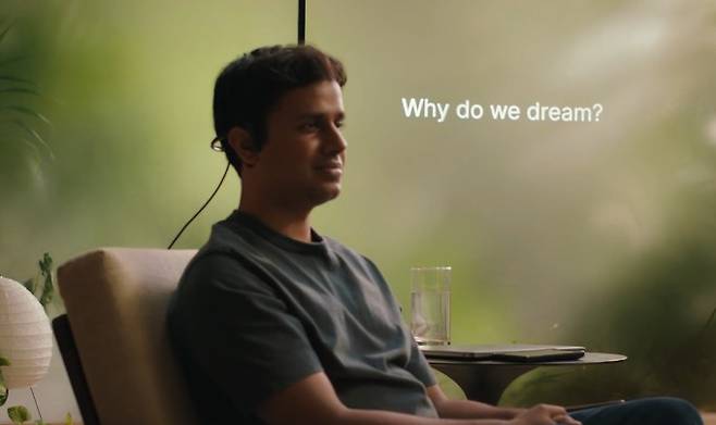 아르나브 카푸르 알터에고 최고경영자(CEO)가 웨어러블 디바이스 ‘사일런트 센스’를 시연하고 있다. AlterEgo 제공.