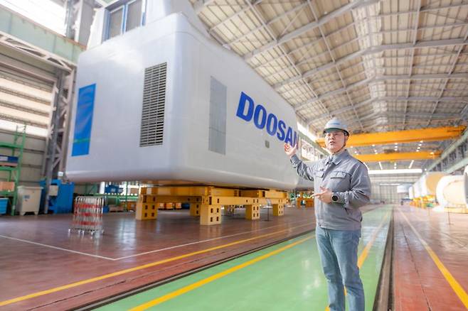 신동규 두산에너빌리티 파워서비스 BG 상무가 17일 창원공장에서 설비를 소개하고 있다. 두산에너빌리티 제공