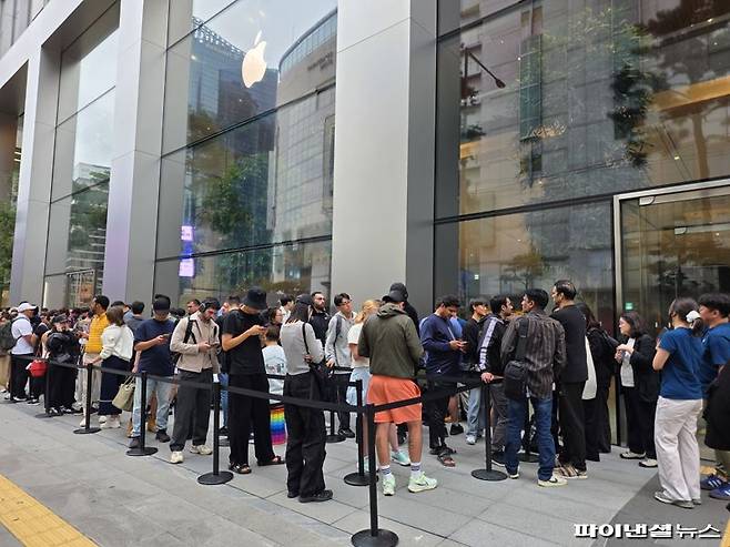 19일 오전 서울 중구 애플스토어 명동 앞에 아이폰 17 시리즈 구매를 기다리는 인파가 몰렸다. 사진=박성현 기자