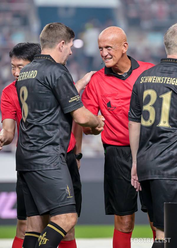 스티븐 제라드(왼쪽, FC스피어), 콜리나 심판(오른쪽). 서형권 기자