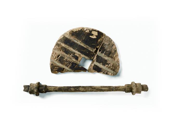 5200년 전의 류블랴나 늪 바퀴는 현존하는 가장 오래된 바퀴와 차축이다. 바퀴는 나무판자 두개를 결합해서 만들었고, 바퀴 가운데에 있는 네모난 구멍은 차축과 딱 들어맞아서 차축과 함께 회전했다. 더숲 제공