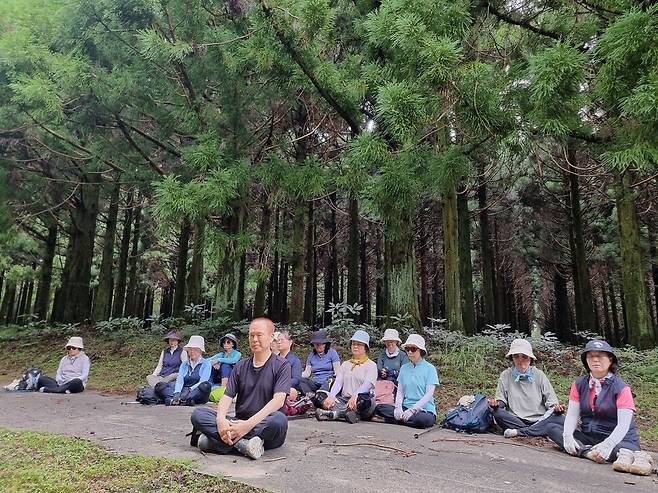 트레킹 전문 여행사인 ‘산하클럽’의 조태봉 ‘대장’(맨 앞)이 지난 3일 대원들과 한라산둘레길 트레킹 도중 정좌명상을 하고 있다.