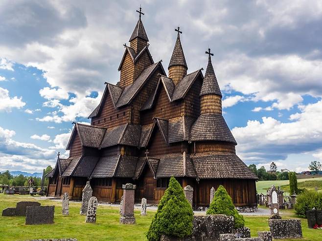 13세기 초 노르웨이 텔레마르크주 인근에 지어진 헤달 통널 교회. 주요 구조물은 통나무와 빔 골조로 지탱하고 지붕은 목조 타일로 덮었다. 더숲 제공