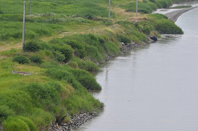 세굴(강의 바닥이나 제방 등의 토사가 씻겨 파이는 것)과 포락(물가의 토지가 무너져 원상복구가 불가능한 상태)현상을 막기 위해 개보수사업을 한 김포시 한강수변.