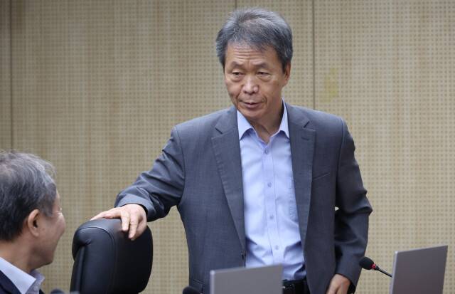 김용원 인권위 상임위원이 8일 오후 서울 중구 인권위 전원위에 참석해 자리에 앉고 있다. 류우종 기자 wjryu@hani.co.kr