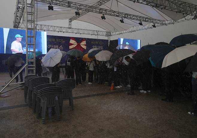 오세훈 서울시장은 인사말을 통해 “정말 우여곡절이 많았다”며 “오늘 출항하는 날까지 이렇게 많은 고초가 있는 거로 봐, 앞으로 더욱더 좋은 일이 많이 있을 것 같다”고, 빗물에 붙은 종이 원고를 떼어내며 말했다.