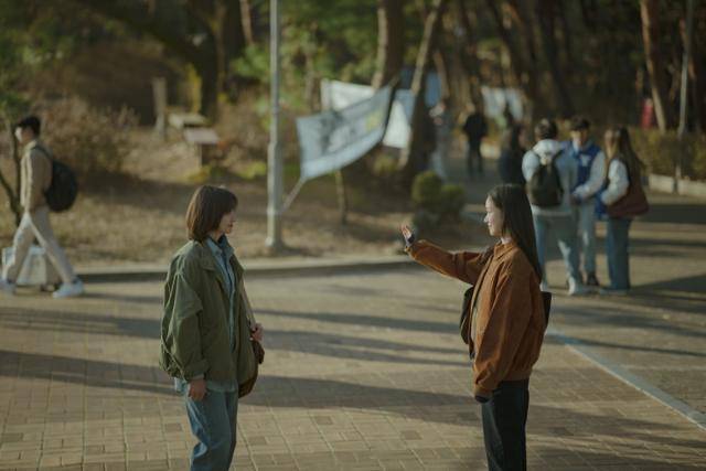 은중과 상연은 서로를 부러워한다. 상연이 은중에게 갖는 질투와 시기의 감정은 둘의 관계를 깨고 자신까지 망가뜨린다. 넷플릭스 제공