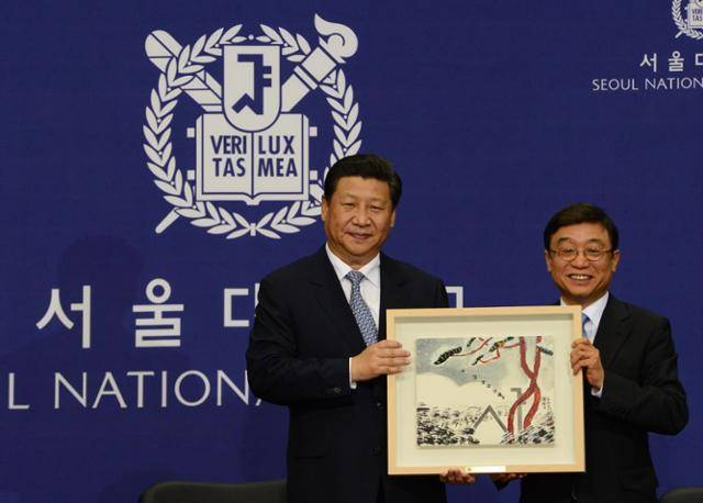 2014년 7월 4일 국빈 방한 중이었던 시진핑 중국 국가주석이 서울대에서 강연을 한 후 오연천 당시 총장으로부터 선물을 받고 있다. 사진공동취재단