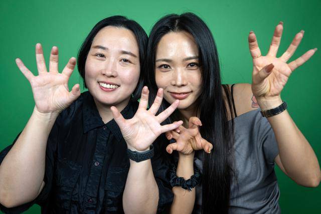 최정남(왼쪽) PD와 댄서 허니제이가 최근 서울 중구 한국일보 사옥을 찾아 손으로 호랑이 발 모양을 한 뒤 사진을 찍고 있다. 허니제이는 Mnet '월드 오브 스트릿 우먼 파이터'에서 한국팀 범접의 리더로 활약했다. 한국팀 이름 중 앞 글자 범엔 호랑이의 중의적 의미도 담겼다. 박시몬 기자