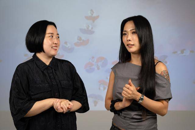 최정남(왼쪽) PD와 댄서 허니제이가 '월드 오브 스트릿 우먼 파이터' 촬영 때 얘기를 주고 받으며 사진 촬영을 하고 있다. 박시몬 기자