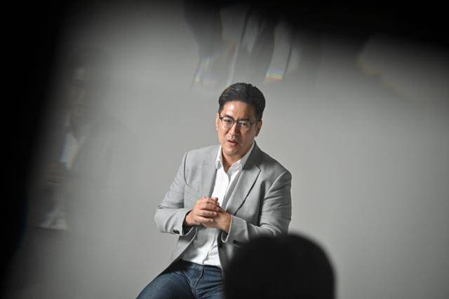 지난달 29일 서울 중구 한국일보 본사 스튜디오에서 뇌과학자 장동선 박사가 본보와 인터뷰하고 있다. 정다빈 기자