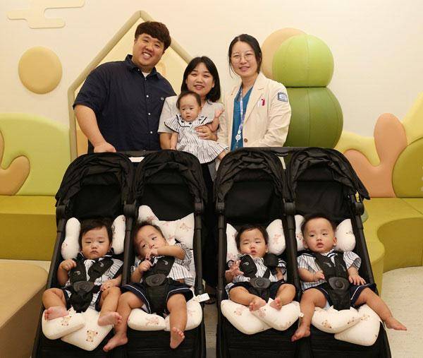 자연임신 다섯쌍둥이가 1년 만에 분만 주치의들과 재회했다. 서울성모병원