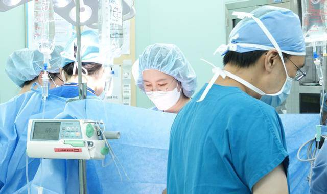 지난해 9월 20일 오둥이 제왕절개 수술을 집도하고 있는 홍수빈 서울성모병원 산부인과 교수. 서울성모병원